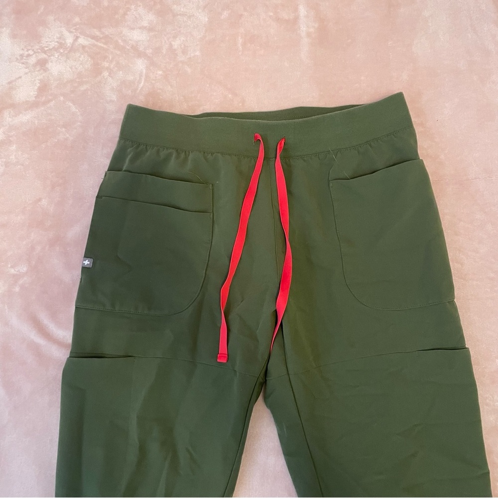 FIGS OLIVE MEDIUM JOGGER SCRUB PANTS